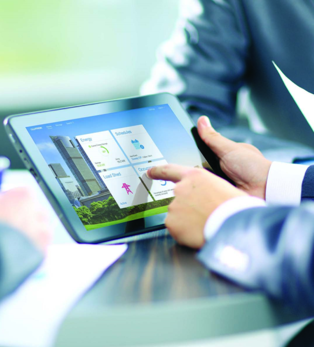 Osoba używająca tabletu z wykresami