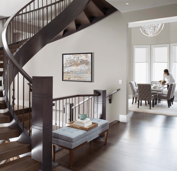 Nowoczesne wnętrze z ciemnymi schodami