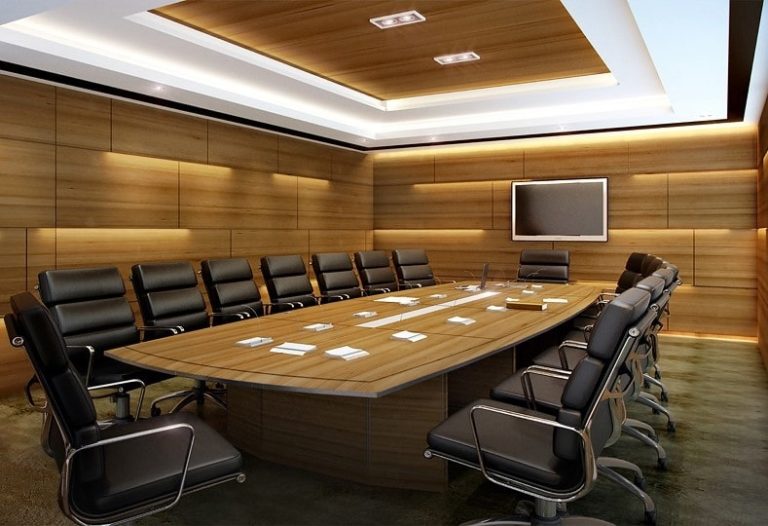 Sala konferencyjna z drewnianym stołem