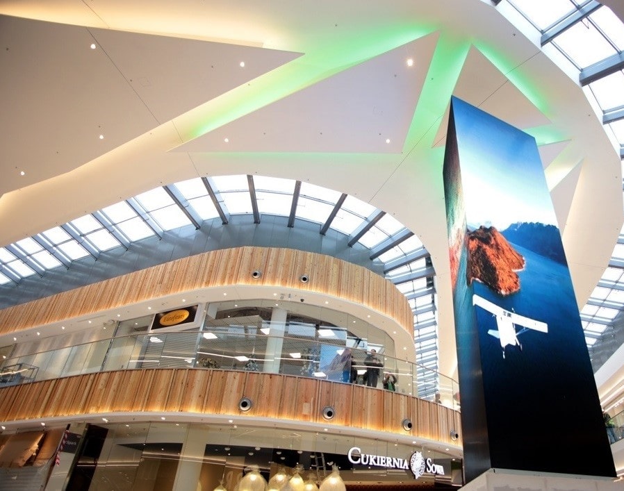 Wnętrze centrum handlowego z oświetleniem LED