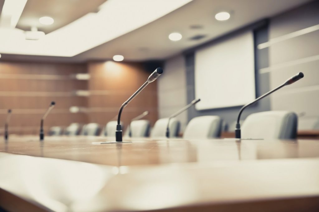 Mikrofony konferencyjne na stole