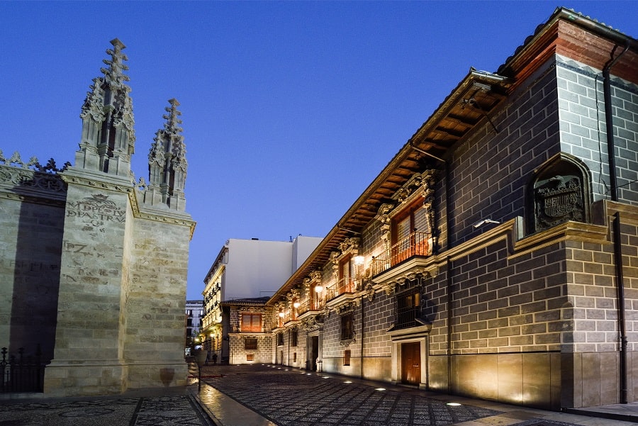 Pałac Madrasa w Granadzie nocą