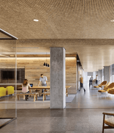 Nowoczesne biuro z drewnianym wystrojem